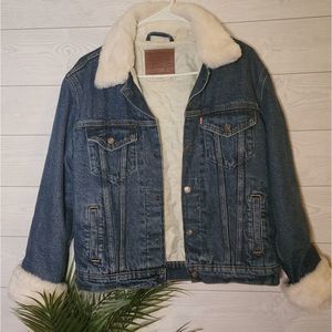 LEVI'S ex-boyfriend trucker jacket  faux fur collar